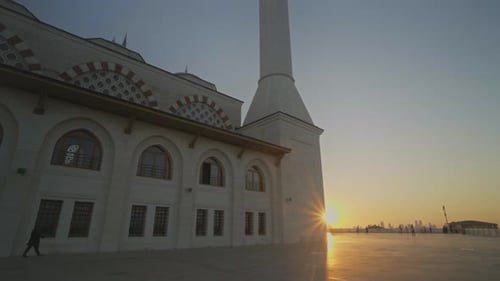 Nahtlose Aufnahme einer wunderschönen großen Moschee mit Blick auf den Sonnenuntergang in der Goldenen Stunde