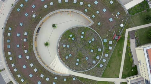 Bâtiment scolaire circulaire de Líbeznice avec cour, prise de vue aérienne par Drone.