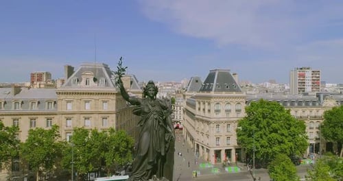 The bronze statue of Etienne Marcel proudly standing beside the Hotel de Ville timelapse hyperlapse.