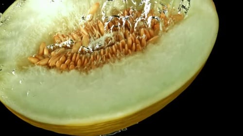 Un morceau de melon tombe sous l'eau filmé par une caméra à haute vitesse à 1000 images par seconde