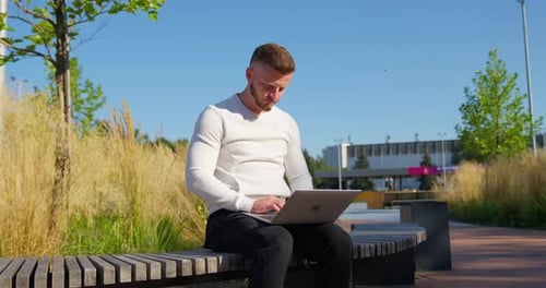 Mann arbeitet am Computer