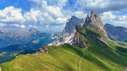 Caméra panoramique sur la chaîne de montagnes de Seceda dans les Dolomites italiennes