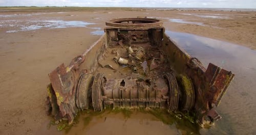 plan large du char sur la plage. montrant le compartiment moteur arrière du char Comet 1 A34 à Thedd