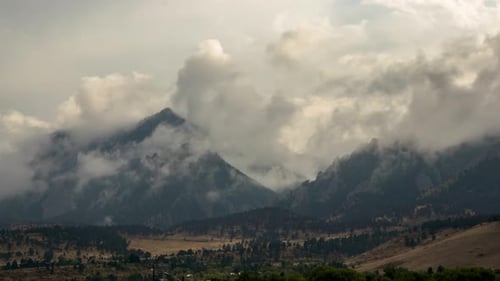 Timelapse de majestuosas nubes recorriendo un paisaje montañoso