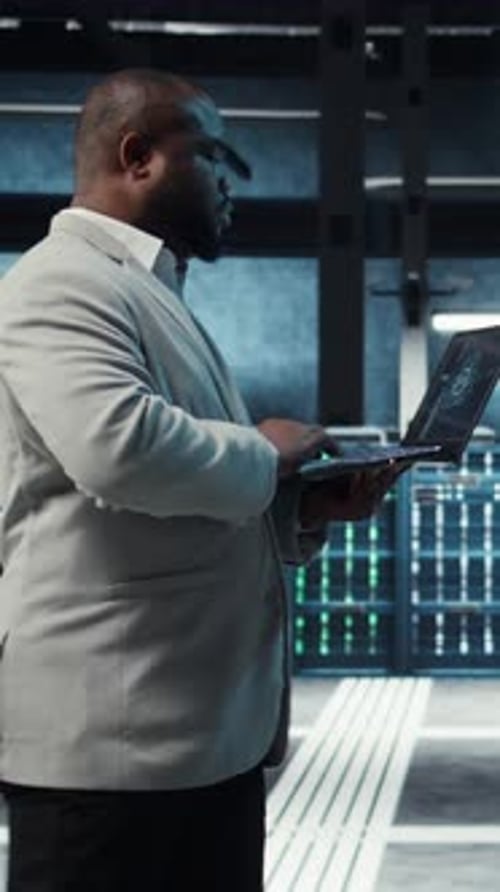 Développeur de logiciels vidéo verticaux dans un centre de données utilisant la technologie d'intelligence artificielle sur un ordinateur portable