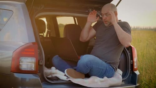 Cara com laptop digita no computador e comete erro irreparável em Projeto Comercial Man Outside