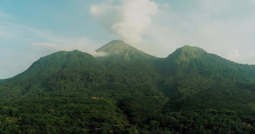 Drohnenaufnahme des tropischen Waldes mit sanftem Sonnenlicht, das die Berglandschaft beleuchtet