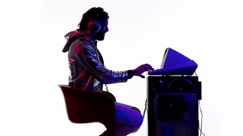 Hombre joven trabajando en una computadora antigua