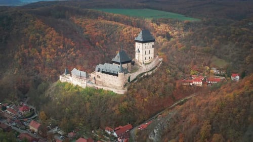 Вид с воздуха на знаменитый замок Карлштайн — прекрасный средневековый замок, стоящий на холме, сверху