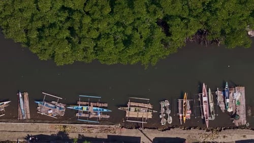 Vista aérea en perspectiva desde arriba de barcos de pescadores amarrados a lo largo de la costa de Balibayon, ciudad de Surigao,