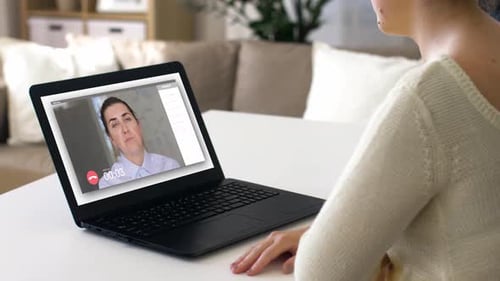 Das Konzept der Menschen in Wirtschaft, Technologie und Beschäftigung — Frau mit Laptop