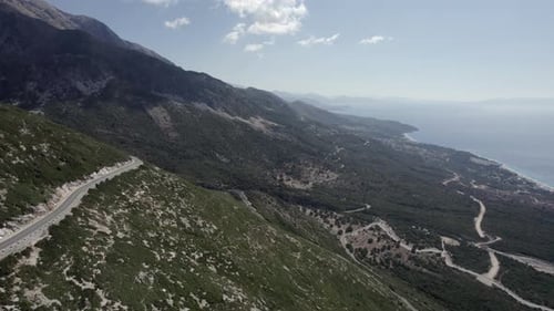 Drohnenvideo über dem Llogara-Gebirgspass auf SH8, Albanien. Frontaufnahme über den Berg Maja de Cikes