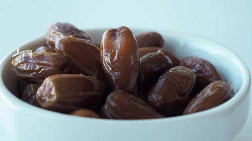 Frische Dattelfrucht von Hand pflücken
