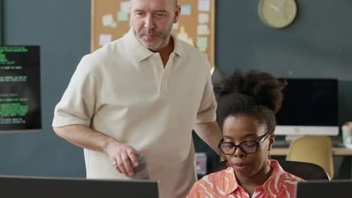 Verschiedene Programmierer diskutieren während des Unterrichtsprozesses über die Arbeit