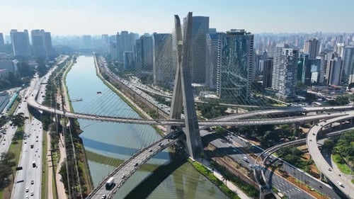 Ponte de cabo no centro da cidade de São Paulo, Brasil.