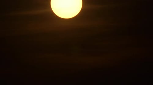 Time Lapse de la puesta de sol, el cielo y la luz del sol en la hora dorada del día a la noche
