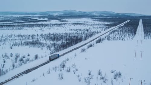 Filmmusik Luftaufnahme eines Lastwagens, der durch eine gefrorene Landschaft fährt