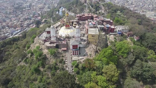 Luftbild von Swayambhunaths heiliger Stupa, die sich über Kathmandus weitläufige Stadtlandschaft erhebt.