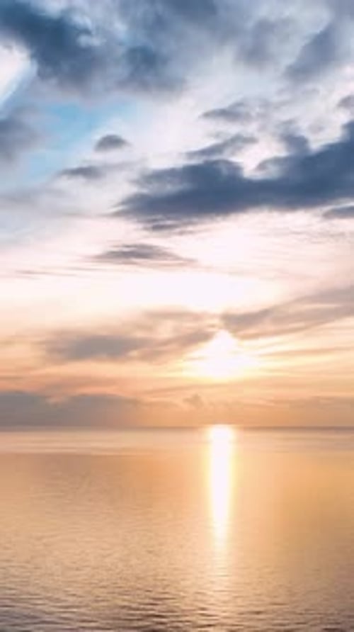 Vidéo verticale Paysage marin enchanteur au coucher du soleil Une escapade céleste vers la tranquillité
