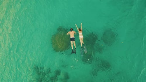 Séquence vidéo 4k d'un couple méconnaissable faisant de la plongée en apnée ensemble dans la mer pendant la journée