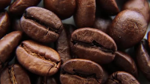 Kaffeebohnen, Nahaufnahme, rotierender Hintergrund, geröstete Arabica-Kaffeebohnen