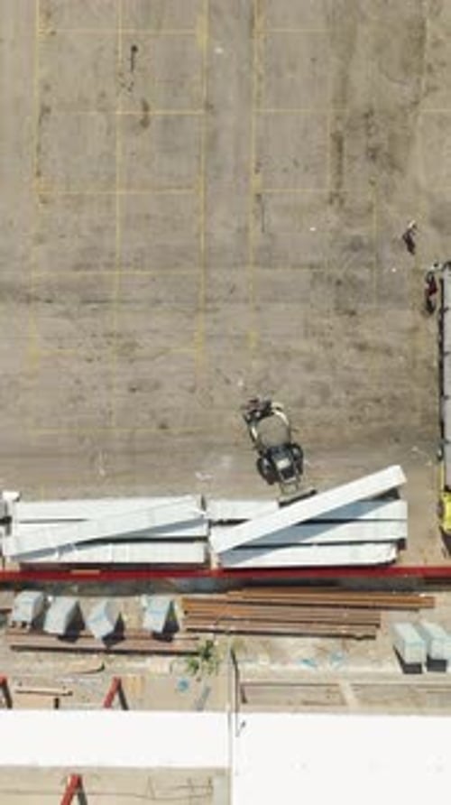 Vídeo vertical con vistas aéreas de Mega Mart Metal Construction