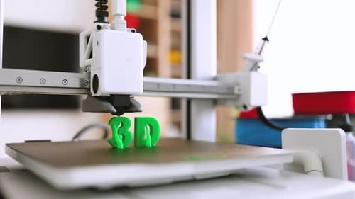 3D-Drucker, der grüne Buchstaben erstellt