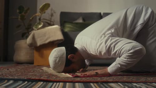 Oração muçulmana em branco tomando a posição de Sajdah no tapete de oração