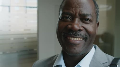 Portrait d'un employé de bureau souriant