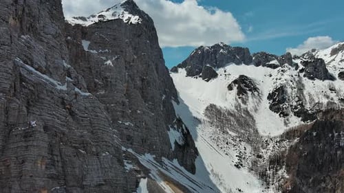 Vue aérienne des sommets des Alpes