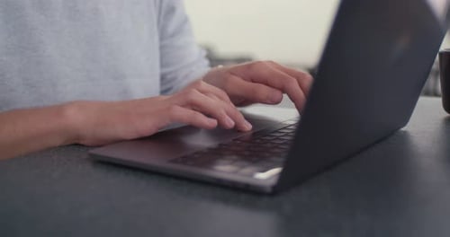 Nahaufnahme der Arbeit mit dem Laptop