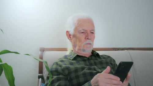 Der Mann, der eine Brille trägt, um besser zu sehen