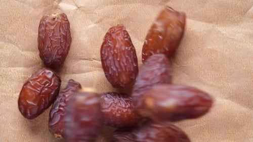 Zeitlupe von frischen Dattelfruchttropfen auf dem Tisch