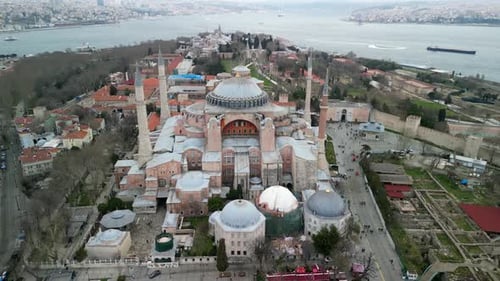 Istanbuler Hagia Sophia Moschee mit dem Bosporus im Hintergrund, der über dem Bild fliegt