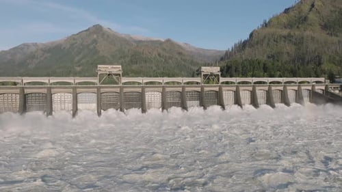 Imágenes aéreas de la presa de Bonneville en el río Columbia, entre Oregón y Washington. Grabado con DJI