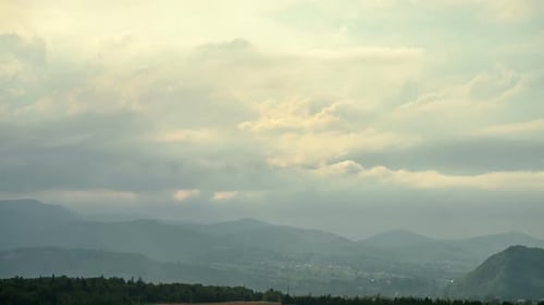 Berggipfel in Wolken und Dunst