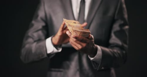 Corredor de bolsa afroamericano que analiza datos financieros y calcula sus ganancias con éxito