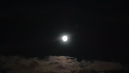Nachthimmelszene, Vollmondschein, Wolken am dunklen Himmel, Abenddämmerung, Mondlicht und Mondblick