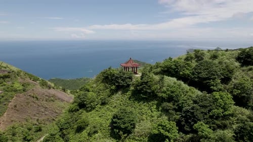 Foto aérea da montanha Teapot no distrito de Ruifang, Taiwan, com a bela costa do Pacífico em