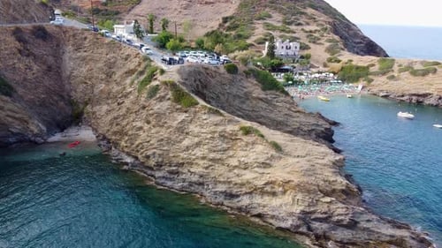 Drone voa perto da praia na baía de Evita, Bali, em Creta, na Grécia, o mar é azul e claro, uma bela baía