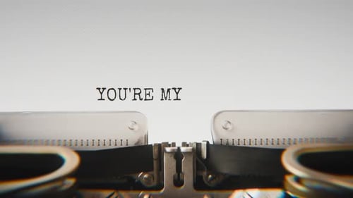 Vieja máquina de escribir mecánica mecanografiando Eres mi cómplice en el crimen de cerca.