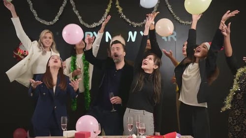 Feliz Natal e Próspero Ano Novo! Amigos multiétnicos alegres em chapéus de Papai Noel se
divertindo