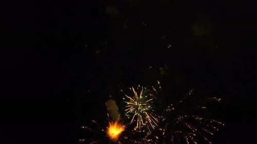 Feuerwerk am Himmel auf schwarzem Hintergrund