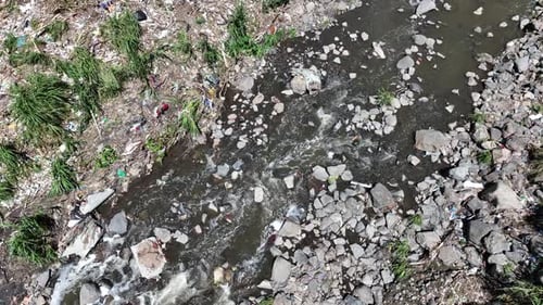 Agua sucia de río que fluye