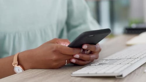 Telefon, Netzwerk und Kommunikation mit den Händen einer Geschäftsfrau, die eine Nachricht auf einem Handy eintippt