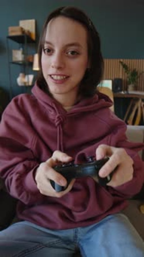 Mädchen mit Zerebralparese freut sich, wenn sie ein Videospiel gewinnt