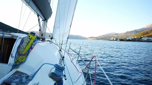 Yachtsegeln in der Adria: Nahaufnahme des Deckmastes und des Segelyachtkonzepts