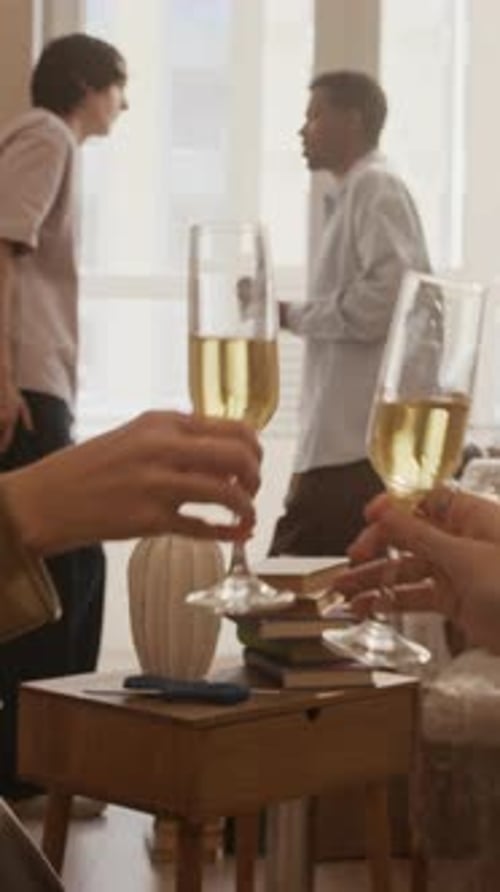 Un cliquetis de coupes de champagne lors de l'emménagement dans une nouvelle maison