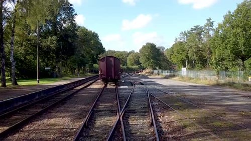 Züge, die an einem alten Bahnhof stationiert sind.
