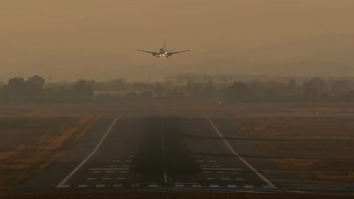 Flugzeuglandung in der Dämmerung